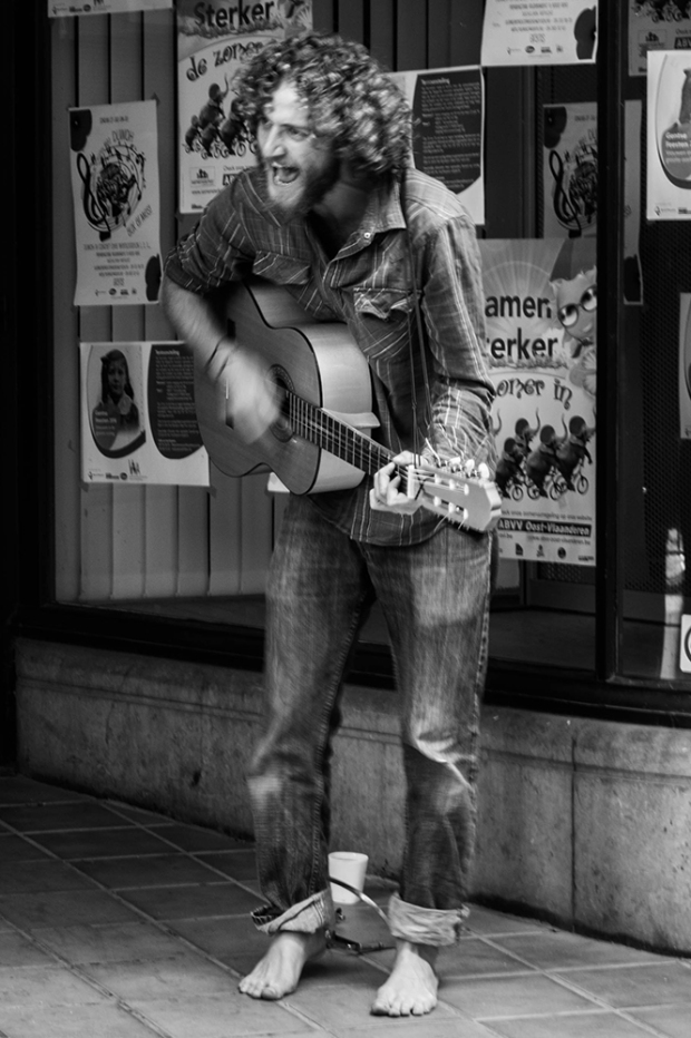 Guitarist - black and white - Ghent