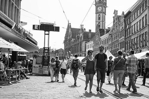 Walking down the street - Ghent - black and white