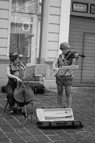 Women playing music - Ghent - black and white