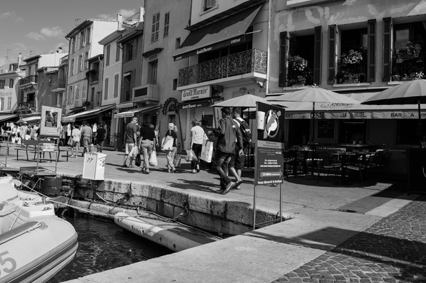 Cassis port - black and white